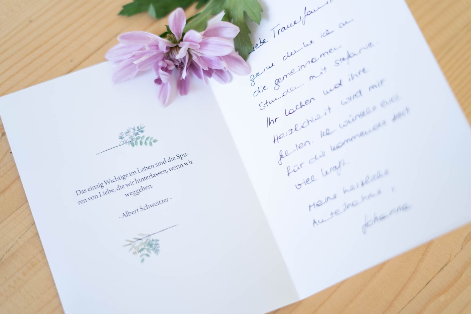 Offene Trauerkarte mit Text
