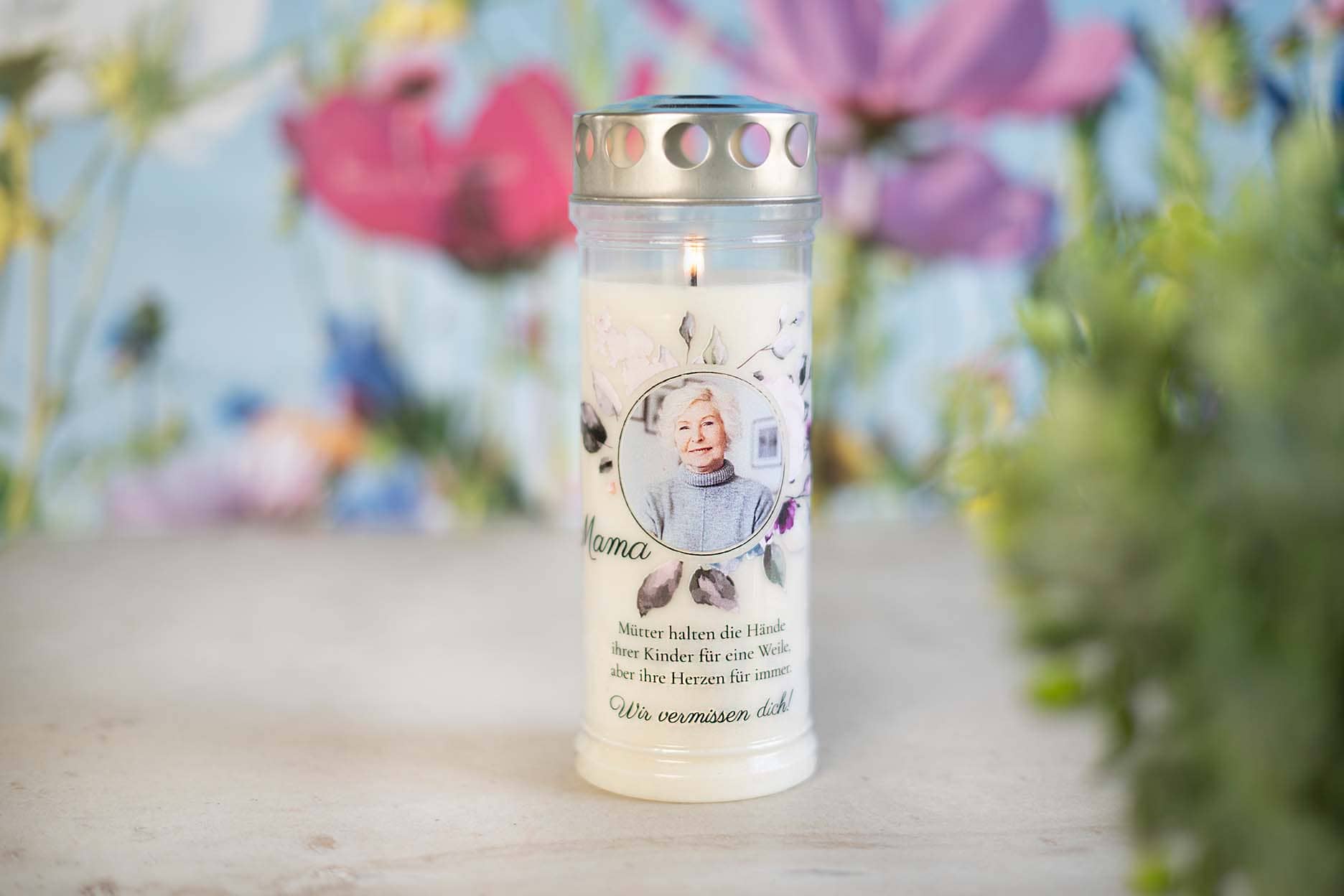Individuelle Grabkerze für Mama mit Foto und Spruch auf einem Grab