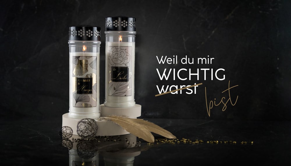 Angezündete Kerze mit Design in Gold-Schimmer mit Text