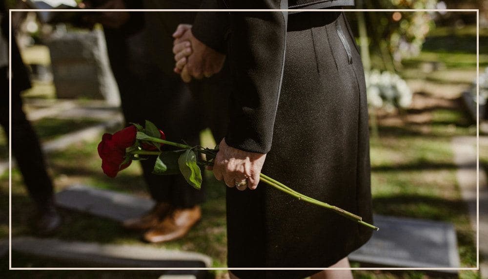 "Welche Farbe tragt ihr bei Beerdigungen?"🌈  Die Geschichte der Trauerfarben Schwarz gekleidete Begräbnisteilnehmer