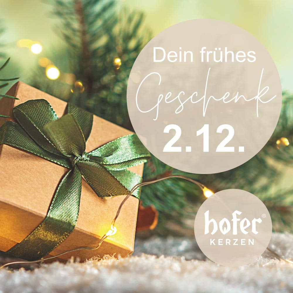Geschenk mit Schleife mit Weihnachtsdekoration und Textblasen