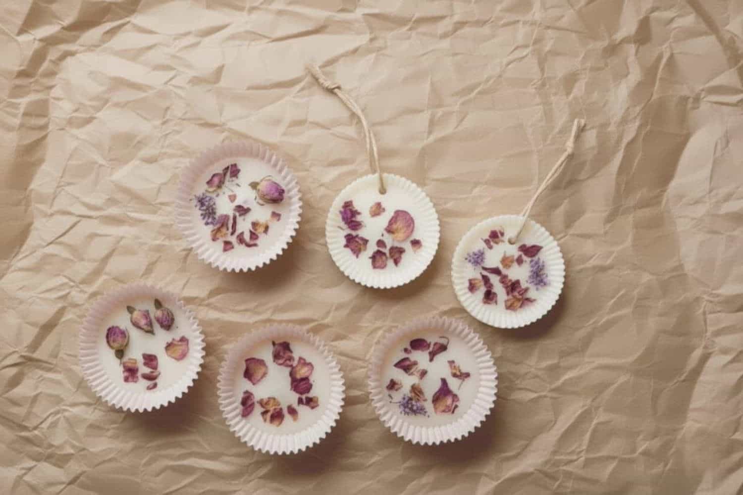 Fertige-Duftanhänger-aus-Wachs