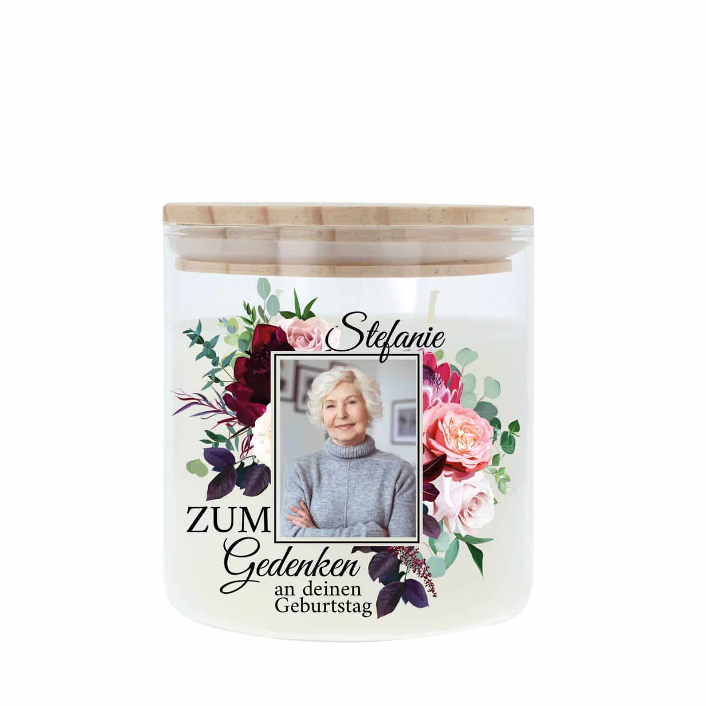 Individuelle Gedenkkerze aus Glas mit Blumenmotiv und Foto