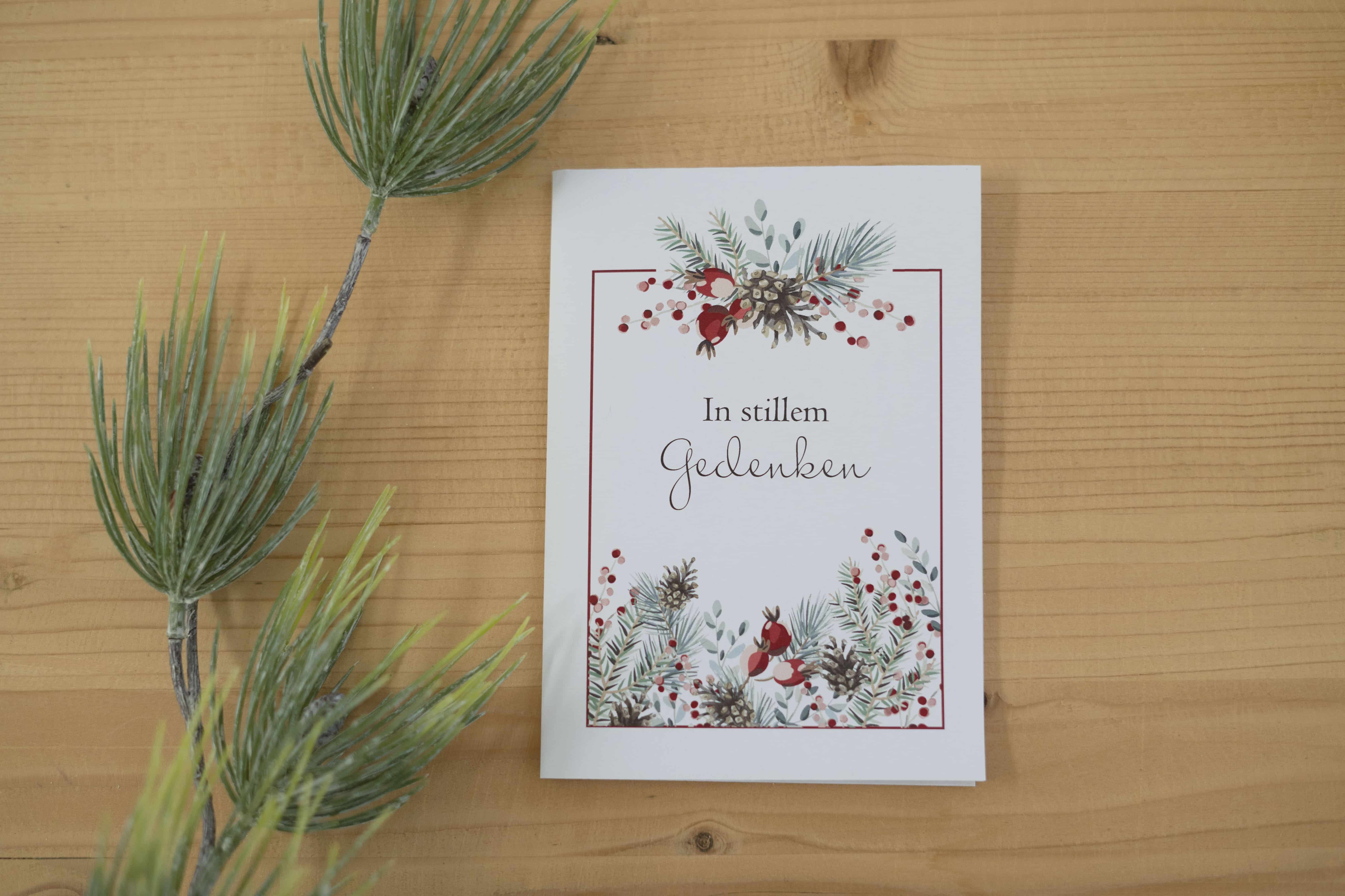 Trauerkarte WFD Außenansicht Trauerkarte mit weihnachtlichem Design auf Holztisch