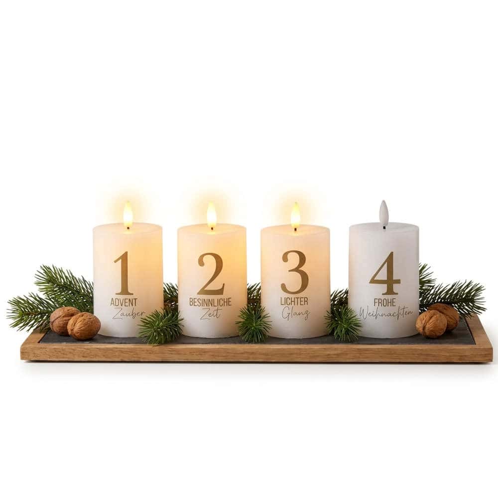 Vier weiße LED-Kerzen ADVENTZAUBER mit goldenen Ziffern 1 bis 4 auf einem Holztablett mit Schieferplatte, Tannenzweigen und Walnüssen; drei Kerzen leuchten.