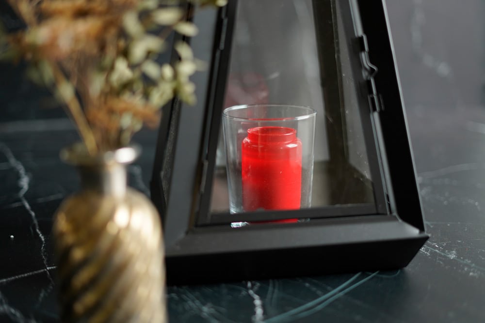 Kerzenglas in Laterne mit Öllicht