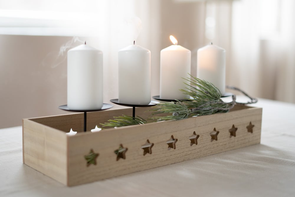 Advent-Rätsel 2 Lösung Ausgeblasene weiße Kerzen vor Fenster