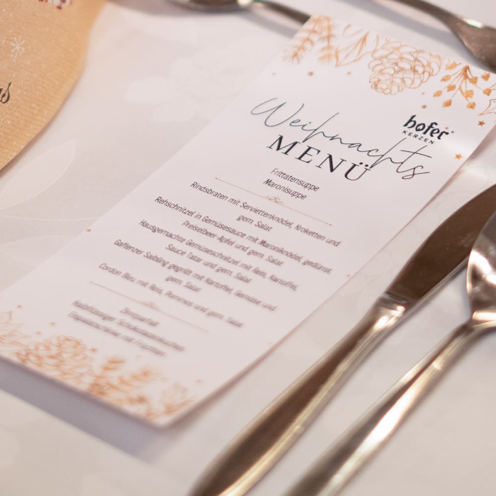 Hofer-Kerzen Weihnachtsmenü gedeckter Tisch