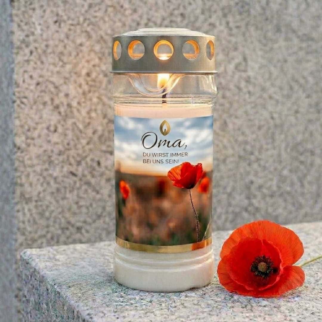 Brennendes 5-Tage-Grablicht auf Granit mit Mohnblumen-Etikett, Aufschrift „Oma, du wirst immer bei uns sein"