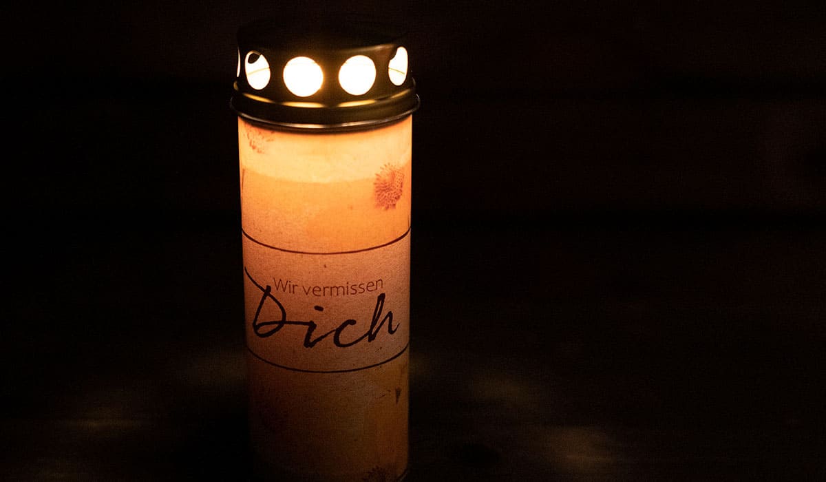 Papierlicht bei Nacht Grablicht aus Papier leuchtet im Dunkeln
