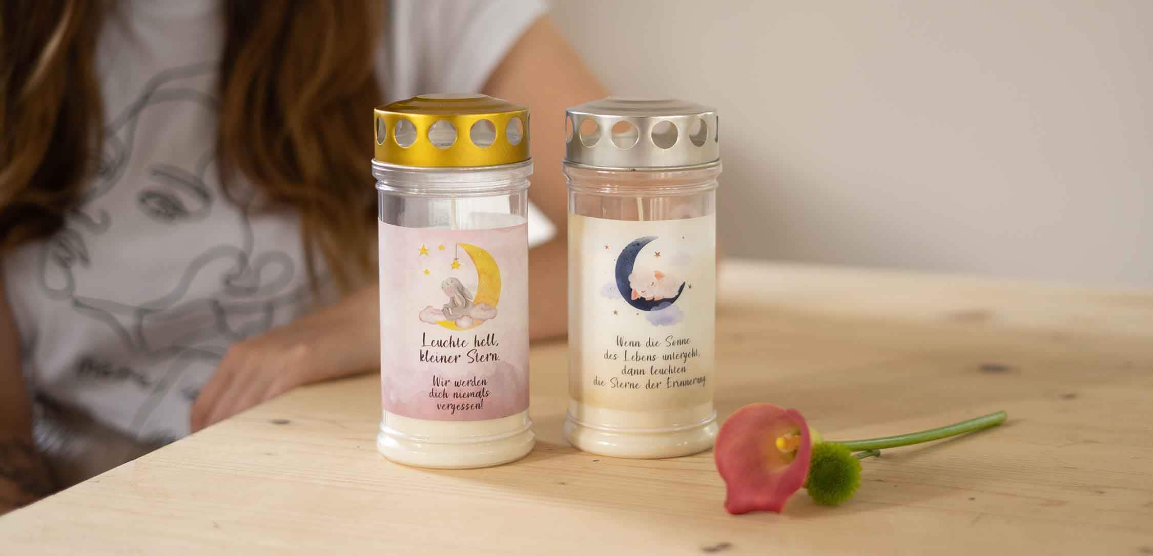 Kerzen für Sternenkinder Sternenkindkerzen blau und rosa auf einem Tisch