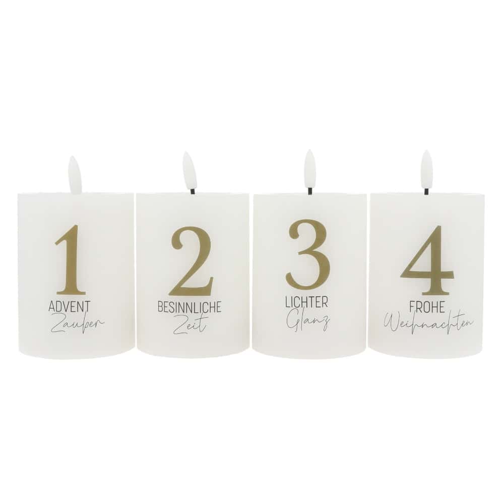Vier weiße LED-Kerzen von Hofer-Kerzen mit goldenen Ziffern 1 bis 4 und den Aufschriften „Advent Zauber“, „Besinnliche Zeit“, „Lichter Glanz“ und „Frohe Weihnachten“.