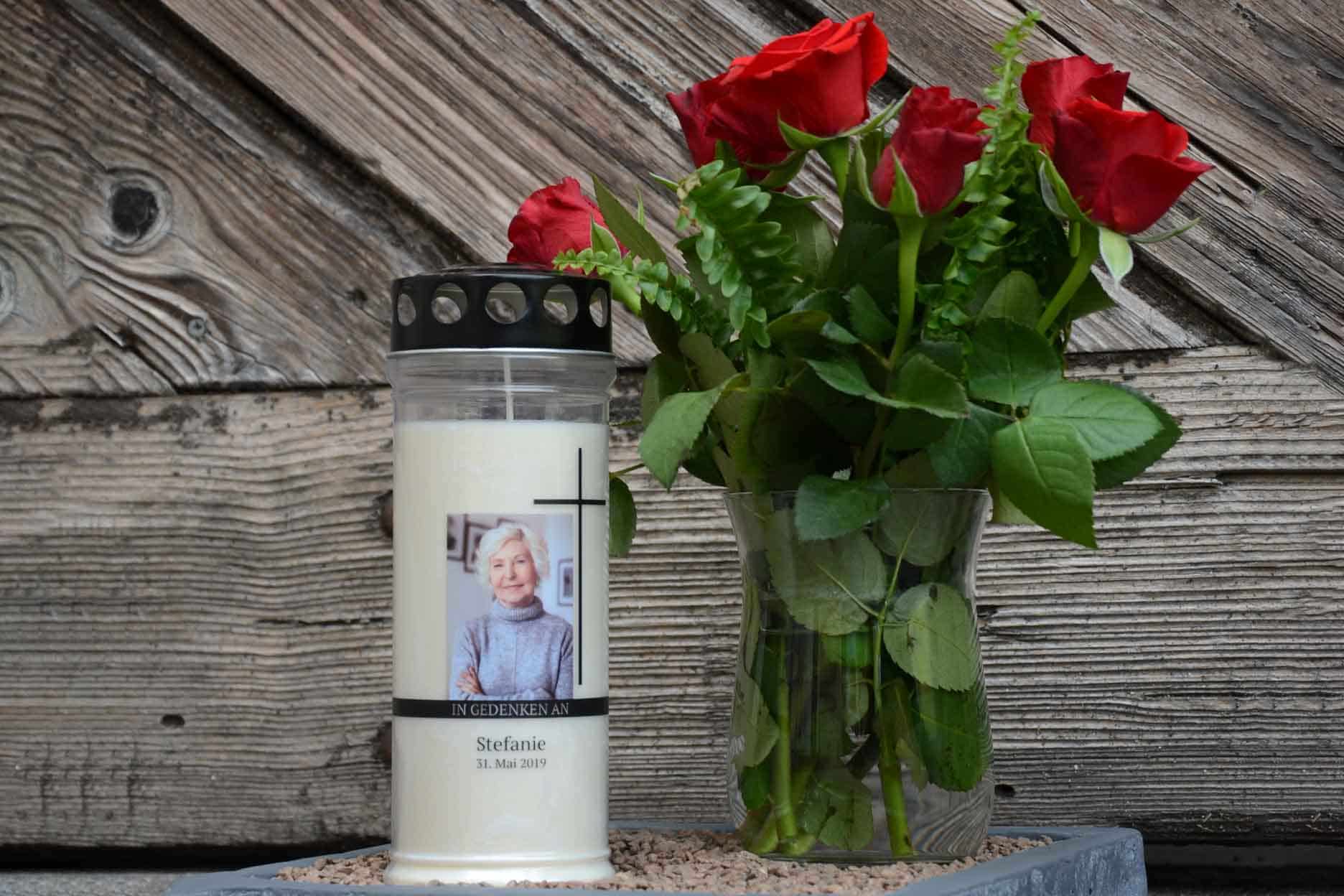 Personalisierte Trauerkerze Motiv Kreuz