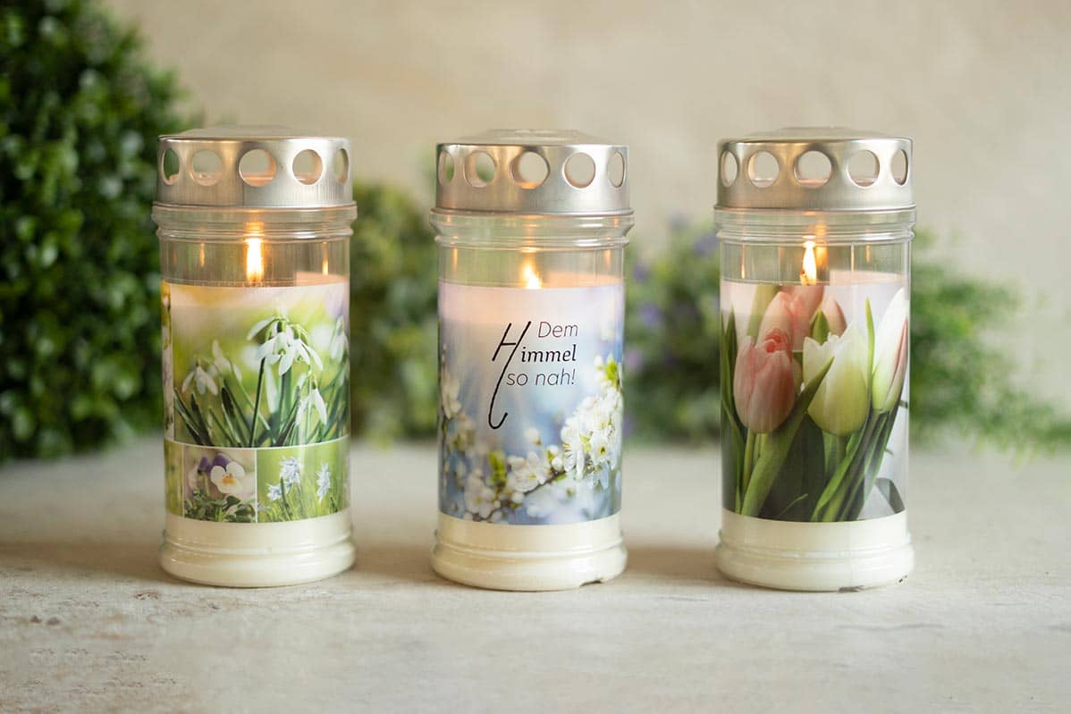 drei Grabkerzen mit 4 Tage Brenndauer und Blumenmotiven für Ostern