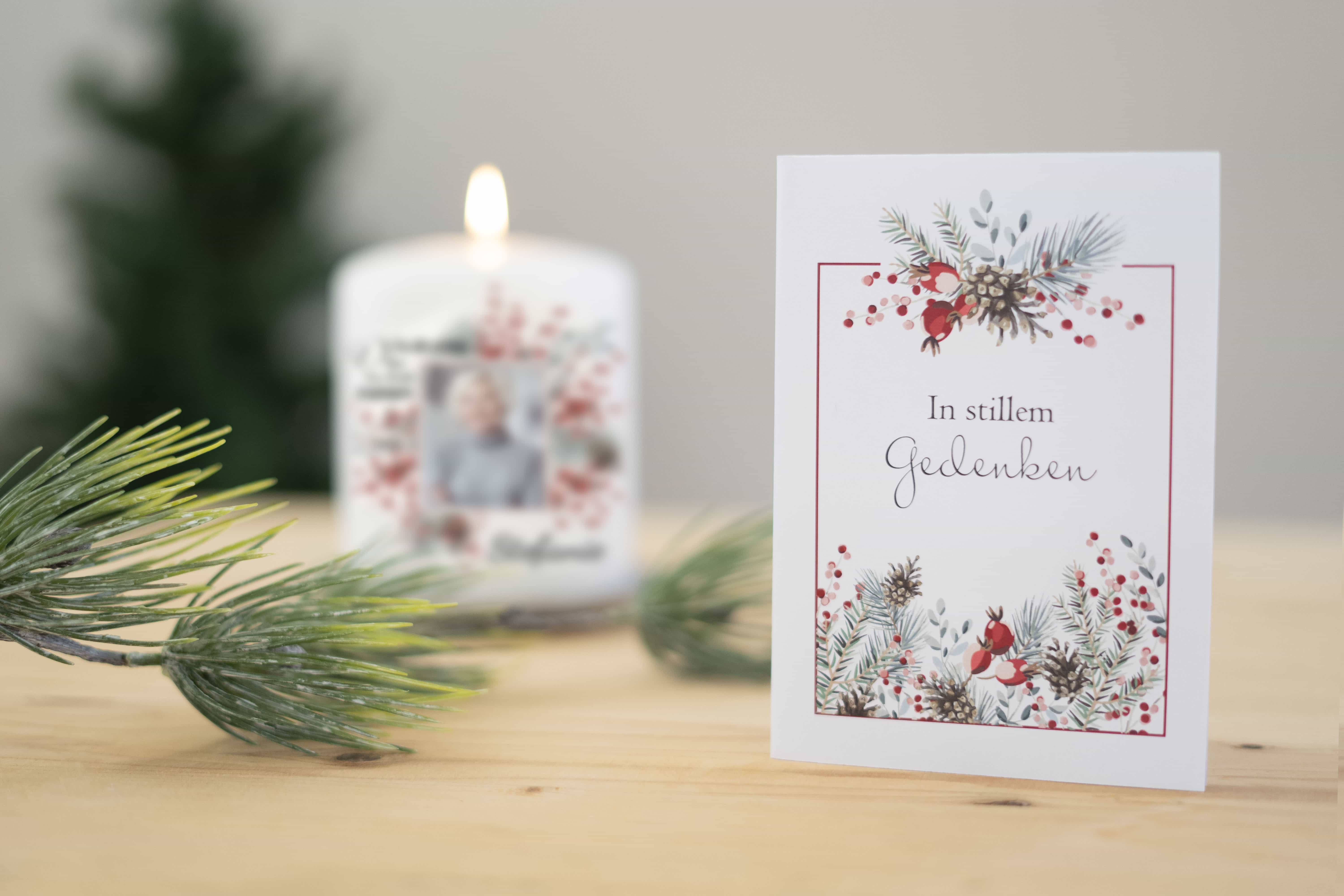 Trauerkarte mit weihnachtlichen Motiv vor Christbaum