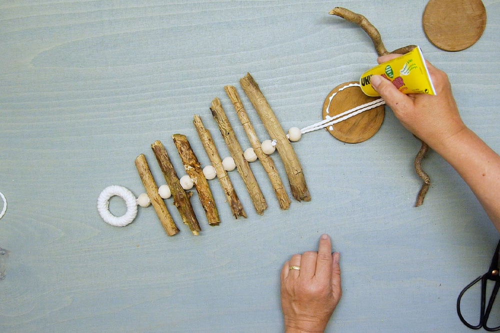 Holzscheiben mit Bastelkleber fixieren