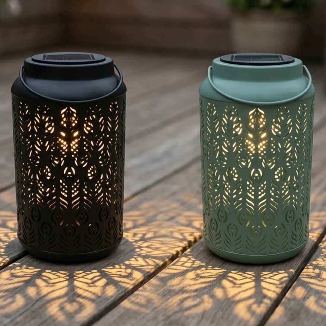 2 leuchtende Metalllaternen mit orientalischem Muster auf einer Holzterrasse mit wunderschönem Lichtreflexionen