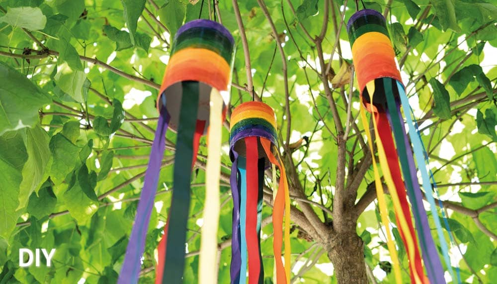 Windspiel aus Dosen in Regenbogenfarben