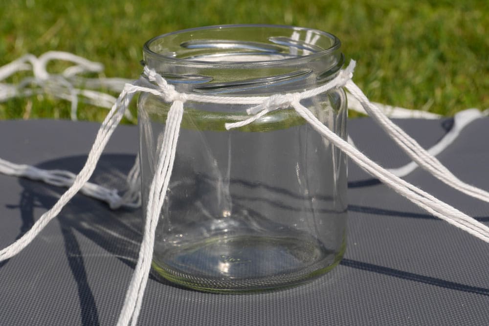 Trägerfaden mit Knüpffäden um Einmachglas binden