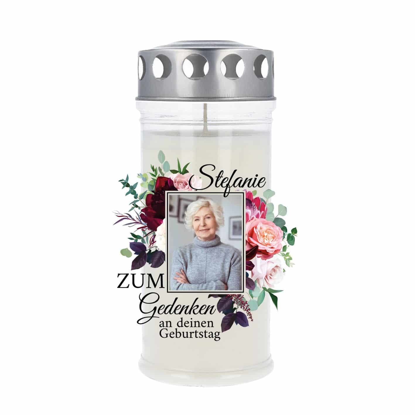 Individuelle Grabkerze mit Blumenmotiv und silbernen Deckel