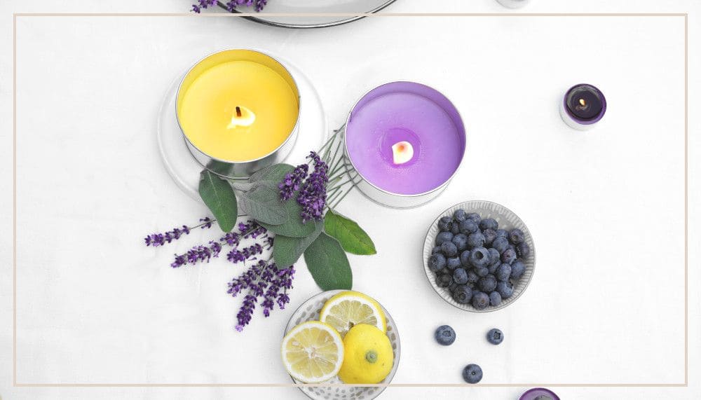 Kerzen im Sommer – Licht, Duft und Atmosphäre für warme Tage Citronellakerzen in Dosen mit Lavendel und Heidelbeeren