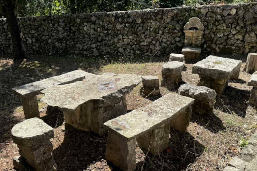 Steinerner Sitzkreis Friedhof Valun