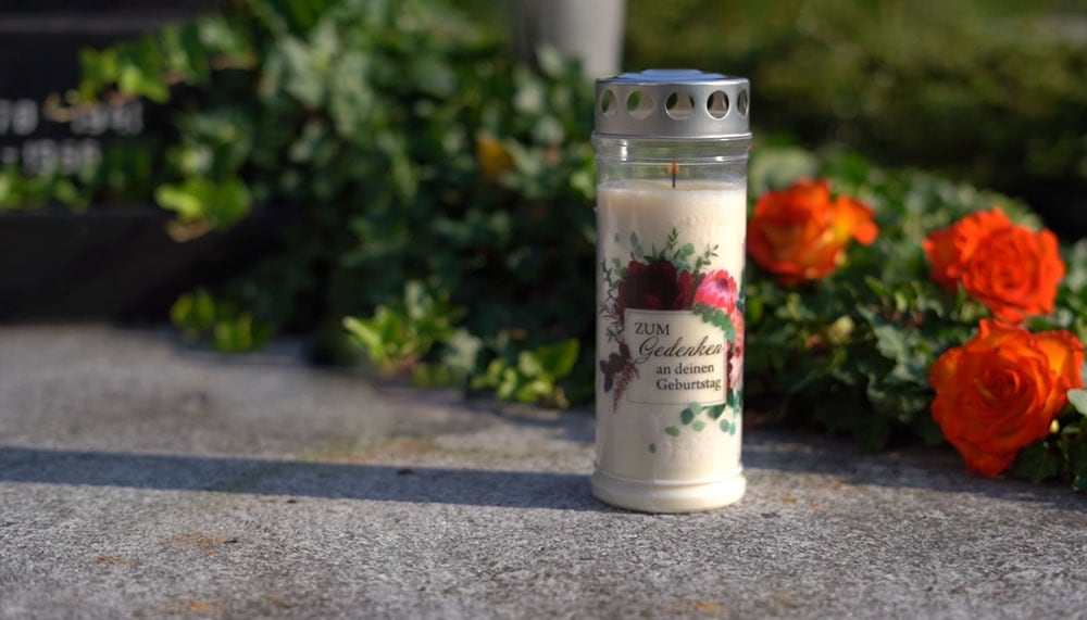 Personalisierte Trauerkerze dekorieren Personalisierte Trauerkerze zum Geburtstag
