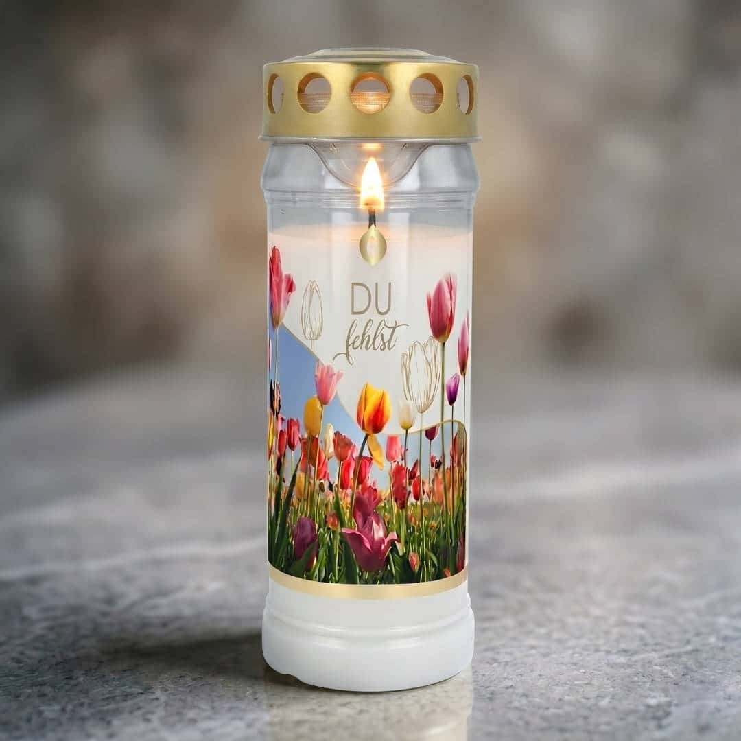 Einzelnes brennendes 7-Tage-Grablicht auf Marmor, Tulpenfeld-Etikett in Farbe, Aufschrift „Du fehlst"