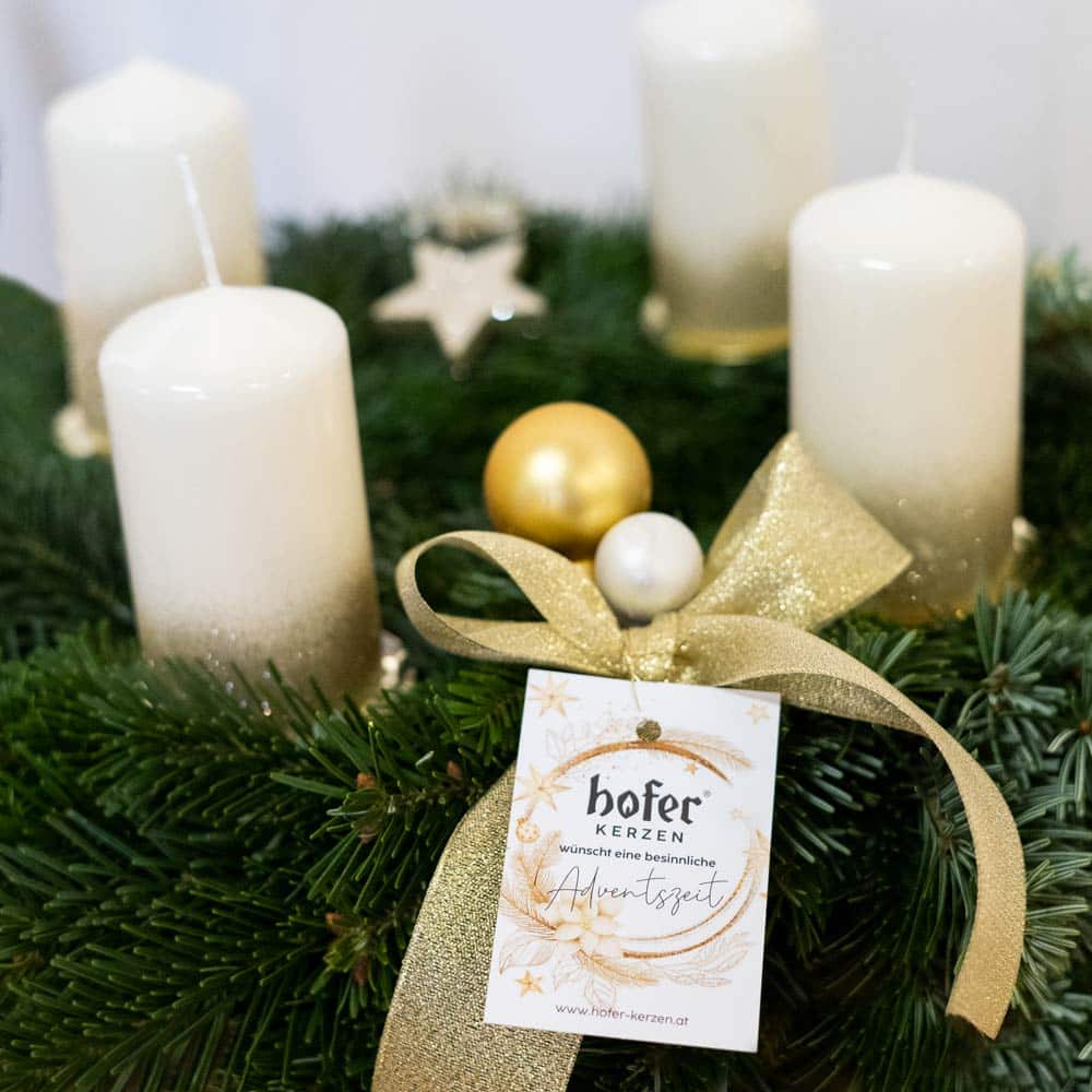 Adventkranz mit weißen Stumpenkerzen und Kärtchen