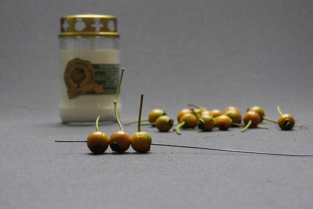 Kränzchen aus Hagebutten | Der bunte Grabschmuck im Spätherbst