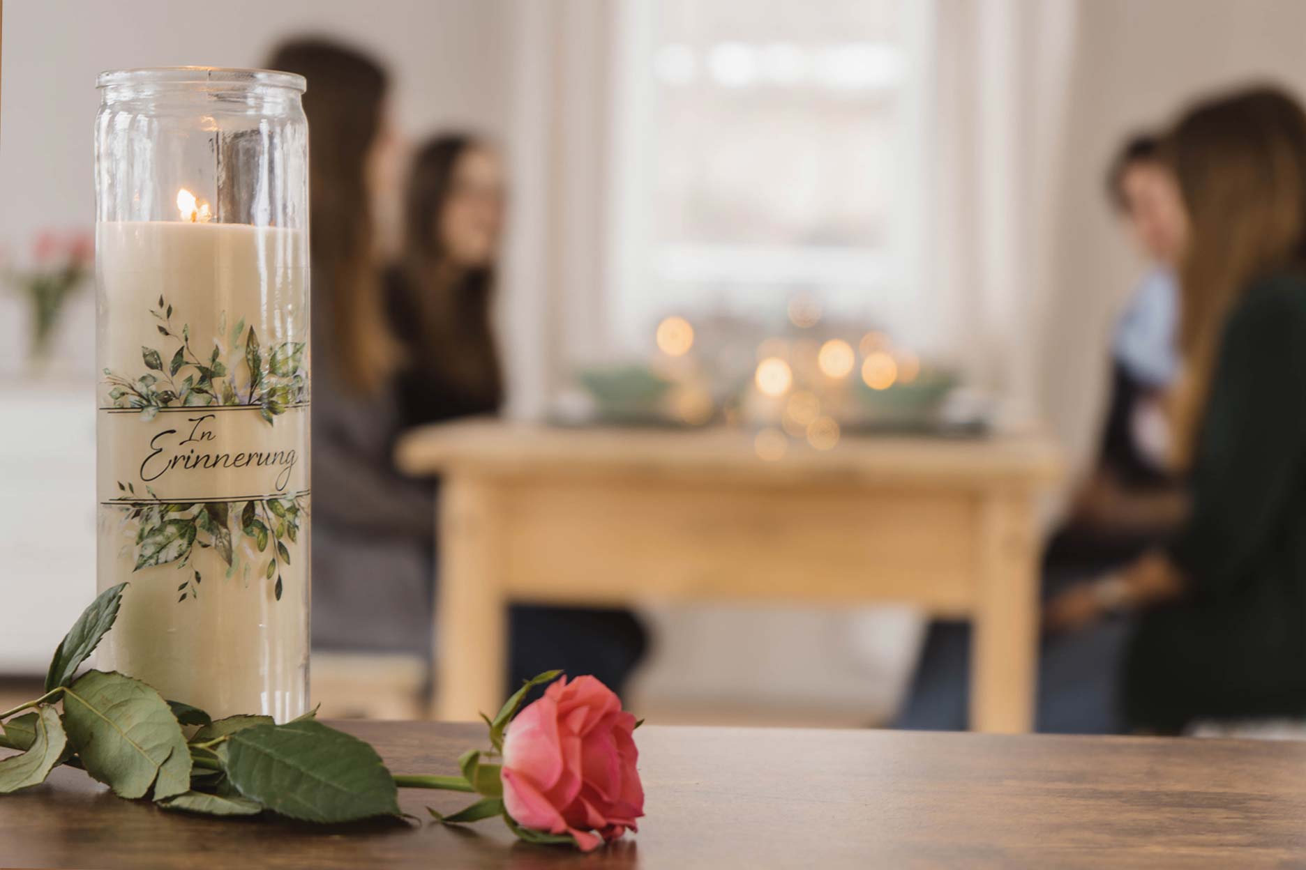 Grabkerzen in der Wohnung anzünden? Hofer Kerzen